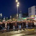 Ovacije i baklje: Nišlije na trgu Kralja Milana dočekali studente koji su pešačili i vozili bicikle do Beograda (video)