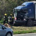 Automobil se zakucao u kamion Teška saobraćajna nesreća kod Sremskih Karlovaca