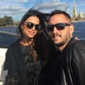 Žena viktora toickog u nikad izazovnijoj kombinaciji! Bela duga haljina maksimalno providna, videlo se sve! (foto)