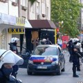 Izbegnuta tragedija u Novom Sadu: Muškarac pretio da će se zapaliti u automobilu ispred prostorija SNS, policija i vatrogasci…
