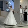 Majko mila, kakav dolazak mladenaca na svadbu Umesto balade za prvi ples, odabrali ovo i digli celu salu na noge (video)