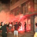 Maskirane osobe iz prostorija SNS-a u Valjevu gađale okupljene građane jajima i flašama (VIDEO)