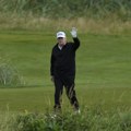 Tramp igra golf u Škotskoj dok podalje demonstranti protestuju zbog njegovog dolaska