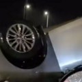 Nesvakidašnja nesreća u Novom Sadu: Automobil prevrnut preko bankine na krovu (video)
