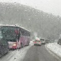 Haos na putevima preko Zlatibora i kod Nove Varoši, sve je zavejano! Evo koja opasnost preti noćas