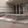 Otpao deo fasade sa Gimnazije u Prokuplju: Učenici na onlajn nastavi, reagovali izvođač radova i tužilaštvo