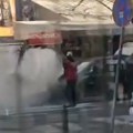 (Video) Buktinja nasred Glavne ulice u Zemunu: Gori auto, vozač pokušava da ga ugasi, vozila prolaze, niko ni da zastane