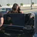 (Video) Obezbeđenje joj otvara vrata u besnoj mašini sa zatamljenim staklima Uhvatili smo Katarinu Živković na aerodromu, a…
