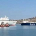 Sudarili se brodovi u Grčkoj, snimljena jeziva nesreća! Trajekt bio krcat putnicima, odjekivale sirene u luci: Pogledajte kako…