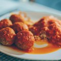 Tope se u ustima! Ovo morate probati: Recept za mekane ćufte u nestvarno ukusnom sosu