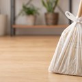 Omotajte metlu plastičnom kesom i rešite se muka pri čišćenju: Jednostavan trik zaludeo domaćice