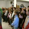 Deca iz Leposavića u Beogradu na liturgiji u manastiru Rakovica