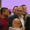 Novi snimak iz štaba SNS: Brnabić ogrnuta zastavom, Vučević bez sakoa, pevaju i grle se