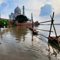 Velike poplave pogodile Indiju, voda stigla do zidova čuvenog Tadž Mahala