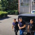 Lisice na rukama i pognuta glava: Pogledajte snimak dolaska Veselina Veljovića na saslušanje u SPO (video)