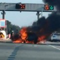 Užas kod stare pazove: Auto se zapalio na naplatnoj stanici i pretvorio u buktinju (video)