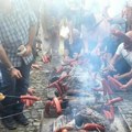 U susret Grožđebalu: Vrščani na vidikovcu pekli kobasice uz tamburaše i besplatno vino (video)