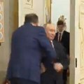 Putin se izmakao da ga Dodik ne bi poljubio: Dva lidera se sastala u Sankt Peterburgu (video)