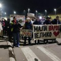 Poruka sa protestnog skupa u Grdelici večeras: „Mala varoš, srce veliko“ – VIDEO