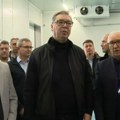 Predsednik Vučić nastavlja posetu Topličkom i Jablaničkom okrugu u Bojniku obilazi fabriku za preradu voća "Boriću se…