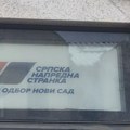 SNS: Odborniku iz Novog Sada izbušene gume na automobilu dok je razgovarao sa građanima