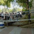 Privedene studente FDU odvode u Prekršajni sud, građani ispred PU Novi Beograd traže da ih oslobode