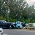 Teška nesreća na Kolubarskom mostu: Vatrogasci morali da seku vozilo da dođu do povređenih (foto)