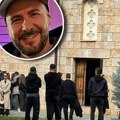 Tužna scena na sahrani pevača iz "DNK" grupe: Porodica utučena, u gomili cveća ostavljen ovaj predmet