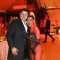 Bivši muž Jovane Jeremić stigao na njen 35.: Rođendan Voditeljka ga snažno grli, a on ponosno pozira u elegantnom odelu