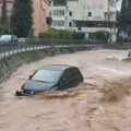 Obilne padavine pogodile Budvu, poplavljene ulice, voda nosi sve pred sobom, ugrožena naselja