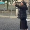 Monahinja saobraćajac: Sestra Emilija reguliše gužvu u saobraćaju usred centra, ljudi oduševljeni