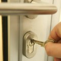 Mnogi preko noći ostavljaju ključ u bravi od ulaznih vrata: Zvuči praktično, ali zapravo nije dobra ideja