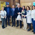 Mališani dolazili kod lekara, pa od pedijatra dobijali paketiće (FOTO)