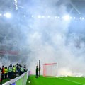 Haos na terenu posle pobede Zvezde: zvižduci i baklje, navijači oterali igrače Lila