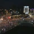 VIDEO Transparent Duleta sa ružom se vijori na protestu, lajkovao i Saša Ilić: "I ovo će se jednom lane zvati"