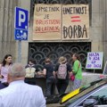 Protest umetnika uz transparente "Maja i Aja su do ja*a" i "Maja Gojković je ministarka nepotizma"