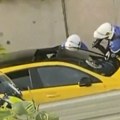 Uznemirujući snimak: Momenat kada policajac puca u tinejdžera u Parizu: Vozilo kreće, usledio je pucanj u prozor, a onda…