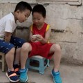 Kina ograničava upotrebu telefona i interneta deci, maksimalno 2 sata dnevno
