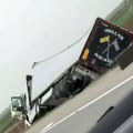 Kamion sleteo sa auto-puta Teška saobraćajna nesreća kod Vrbasa, vozilo se prevrnulo (video)