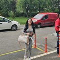 "Blic" ispred Lunine i Markove zgrade na Bežanijskoj kosi: Stigla i Nina nakon haosa, auto joj skroz razlupan (video)