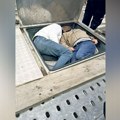 Migranti skriveni u gazištu prikolice