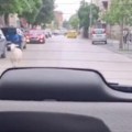 Јагње јури за аутом у Чачку, друштвене мреже се усијале због снимка: "Данас слатко, сутра слано", "Побегло с ражња"…