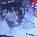 (Video, Foto) pogledajte krađu u novosadskoj prodavnici Mladić napunio korpu i izašao, kakva blamaža