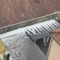 "Delovalo je kao da je pao sneg usred juna": Jeziv snimak iz Gornjeg Milanovca - Grad "bombarduje" ulice