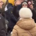 Skandal u Novom Sadu: Demonstranti udarali i ponižavali baku; Ona zatražila lekarsku pomoć zbog povreda VIDEO