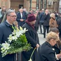 Aleksandar Vučić stigao na sahranu ćerke Buleta Goncića: Predsednik Srbije u rukama nosi venac od belog cveća