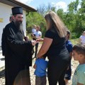Svečano useljenje porodice Antić u novi dom u Medveđi: Mitropolit Arsenije osveštao kuću