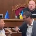 Haos u vrhovnoj radi Dva ukrajinska poslanika se žestoko potukla tokom sednice (VIDEO)
