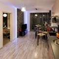 (Video) Zbog tik toka iznajmljeni stan pretvorili u klizalište Mladići iz Srbije platili račun za uništen apartman