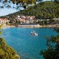 Skandalozan snimak iz Dubrovnika: Mladići k'o od majke rođeni plutaju na gumenom dušeku